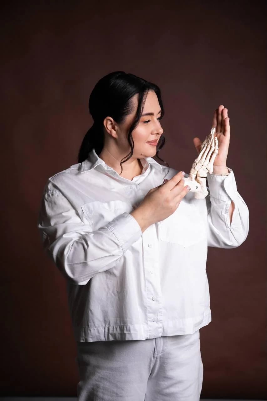 Myroslava Poberezhna s anatomickým modelem nohy